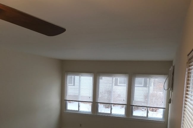 Building Photo - 725 Wayzata Blvd E Unit 7 Rental