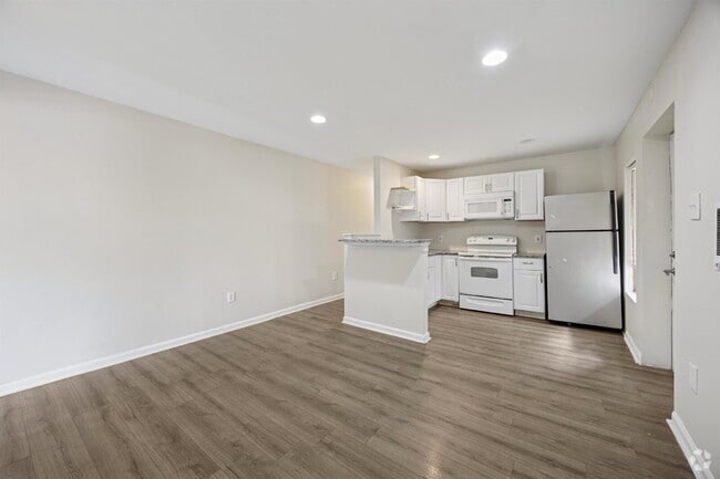 Building Photo - Spacious 3-Bedroom Apartment in the Heart ...