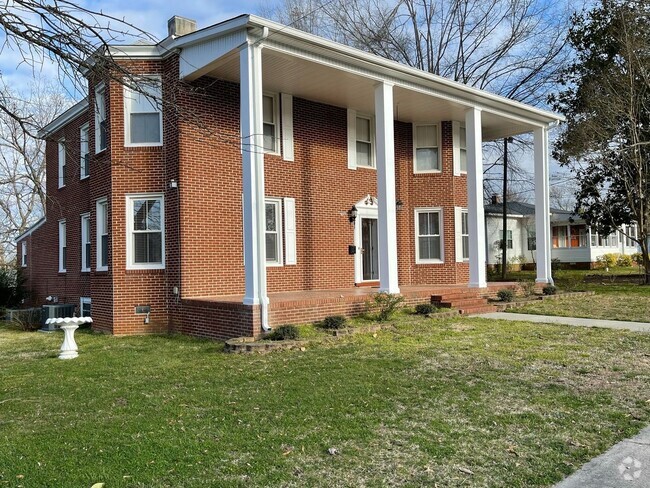 Building Photo - Huge Vintage Home in South Hill