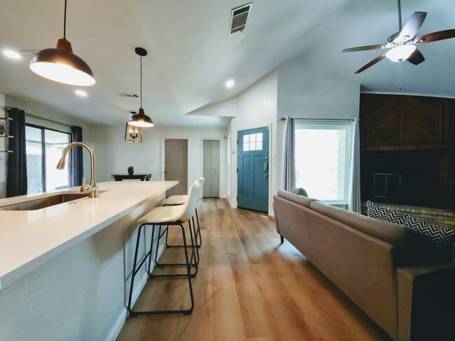 Photo - 922 Sundance St