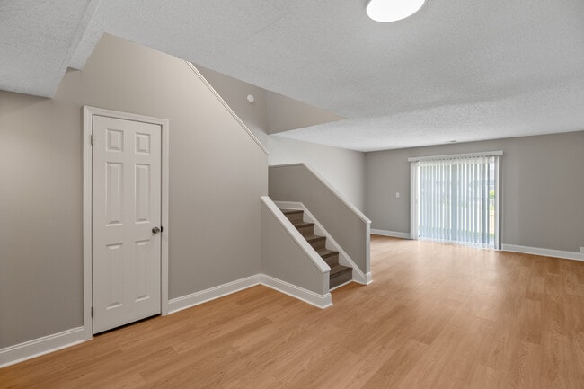 Colonial Pointe Apartments