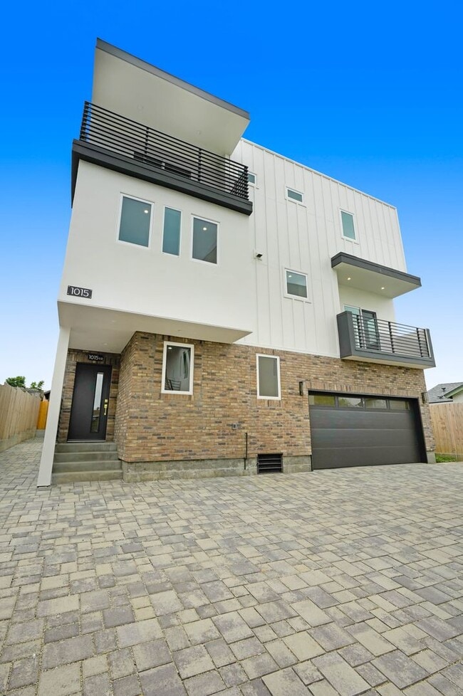 Photo - 5 Bedroom / 4 bathroom Fully Detached Townhouse in Echo Park with Private Garage