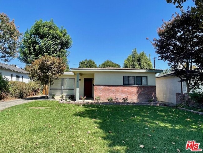 Building Photo - 520 N Beachwood Dr Rental