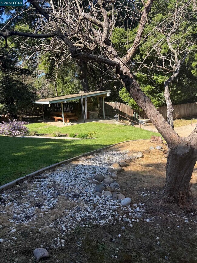 Photo - 123 Sheridan Ln