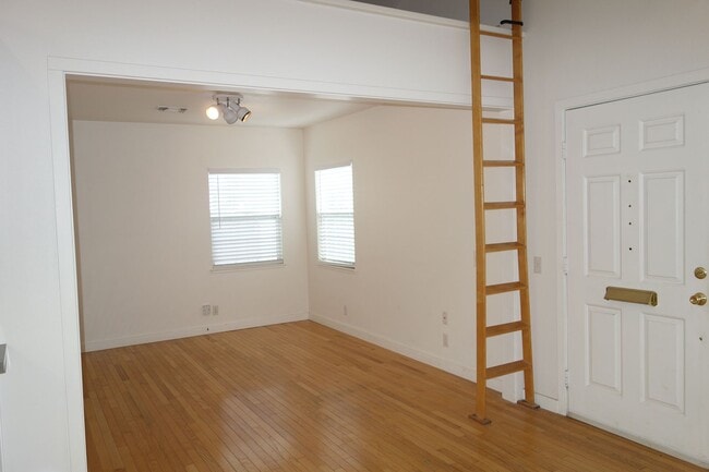 Photo - Charming 2 Bedroom in Heart of Downtown