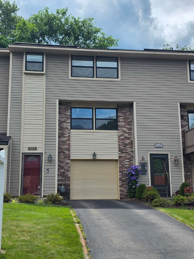 Building Photo - Beautiful Three Bedroom Townhome in Hunting Ridge Community