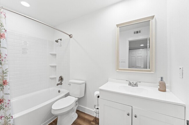 Building Photo - 17331 Red Oak Dr Unit 14