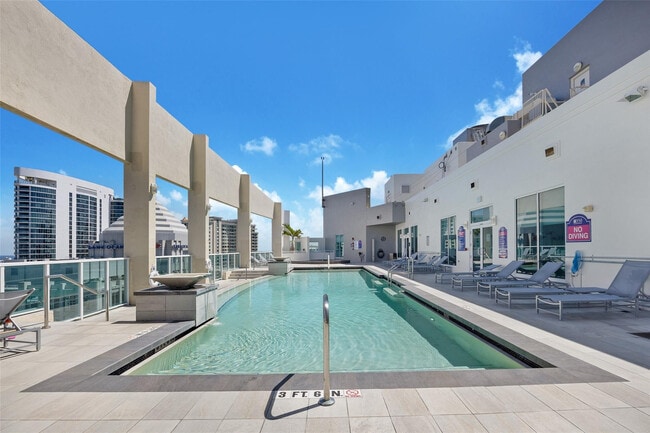 Building Photo - 350 SE 2nd St Unit 1580