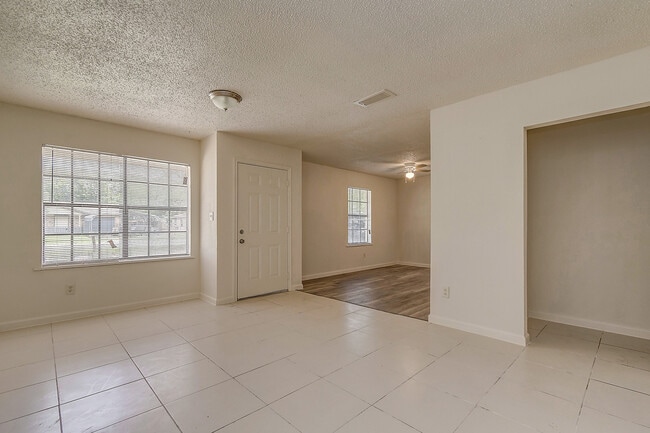 Photo - 3 Bedr/ 1 bath Beautiful Home in Danbury, ...