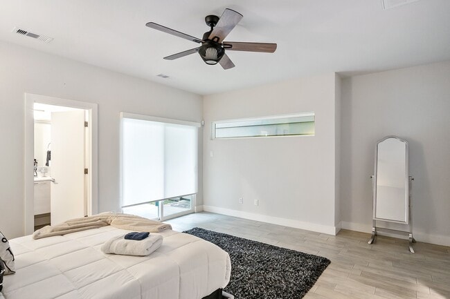 Building Photo - 2106 Dennis St