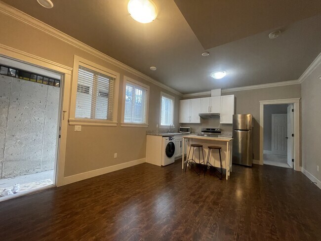 Photo - 16323-1626A 26a Ave