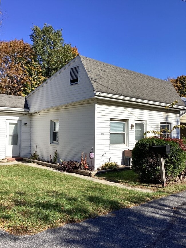 Building Photo - Two Bedroom House