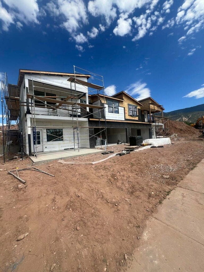 Building Photo - "Spacious & Stylish 3-Bedroom 2 bath Furni... Unit 2 Rental
