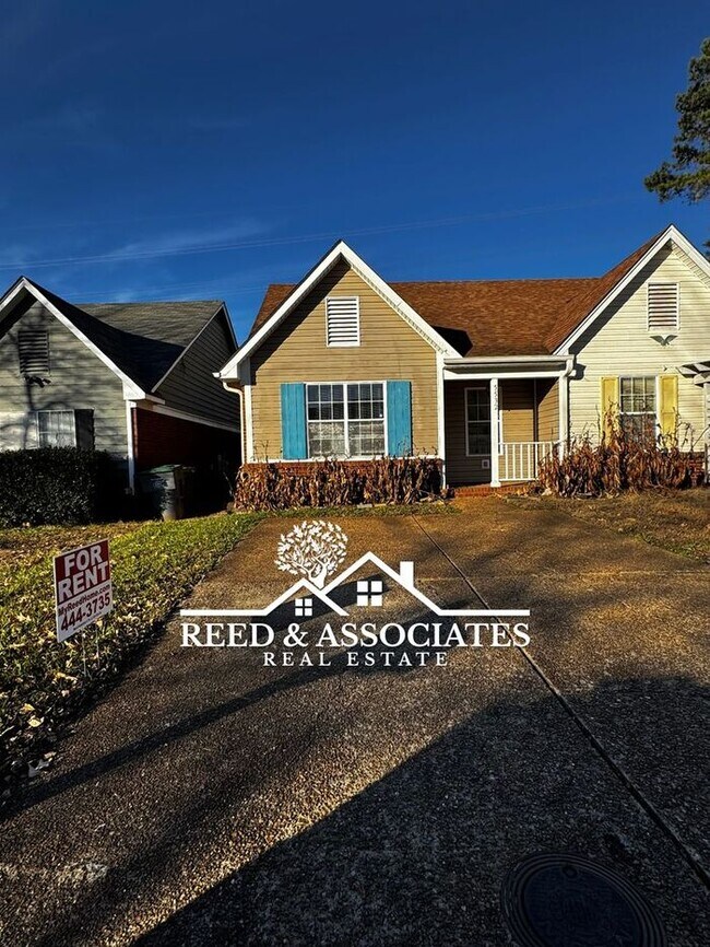 Building Photo - 2 Bedroom Town Home Located in Quiet Bartlett Neighborhood!