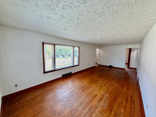 Photo - Spacious 3 Bedroom 2 Bathroom Home with Attached Garage!