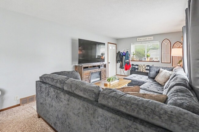 Photo - Rent: $1650, Cute 3 Bedroom Home