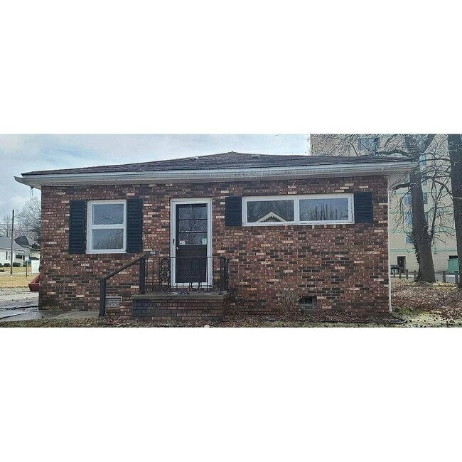 Building Photo - 1410 E Poplar St Rental