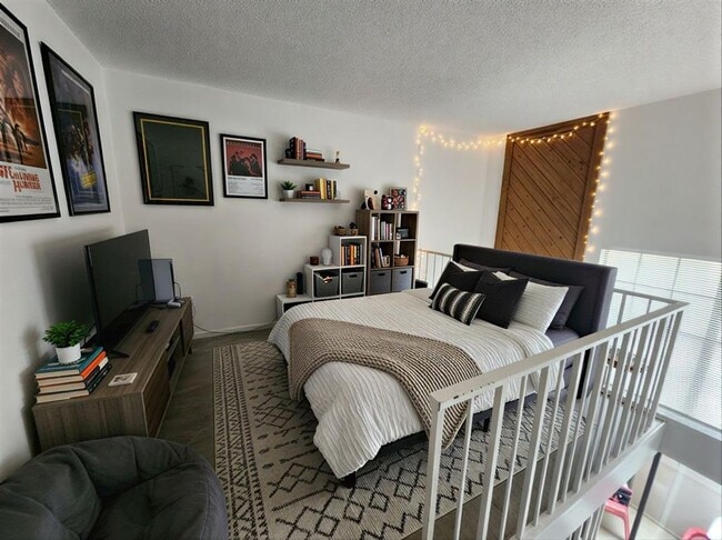 Building Photo - 701 W 25th St Unit 1