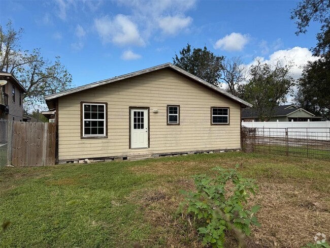 Building Photo - 5318 Pine Ave Rental