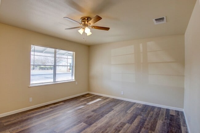 Photo - 2/1 in a great location.