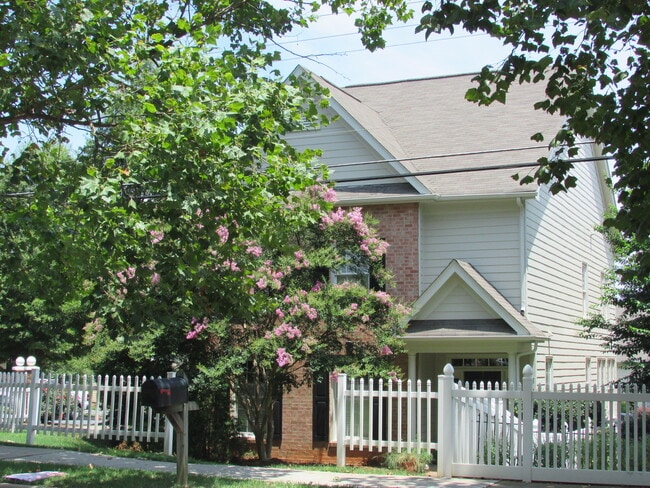 Building Photo - Cornelius with easy access to I-77