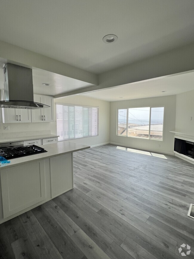 Building Photo - 323 24th St Unit 2 block walks to beach Rental