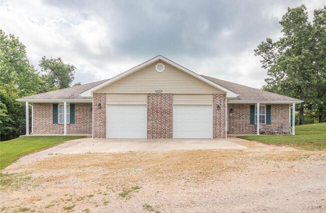 Building Photo - Duplex close to post