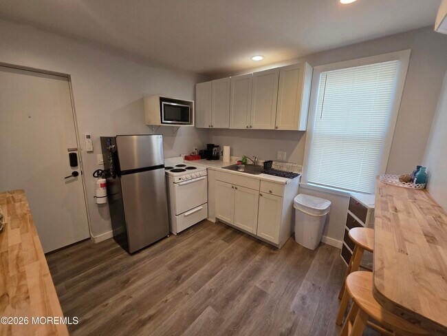 115 Blaine Ave Unit Downstairs