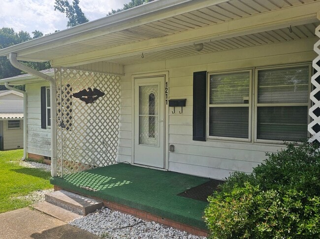 Photo - 1211 Webb St