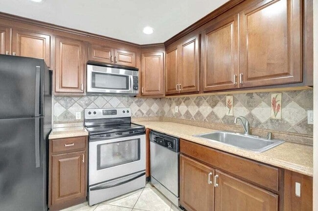 Building Photo - 643 Brittany Ct