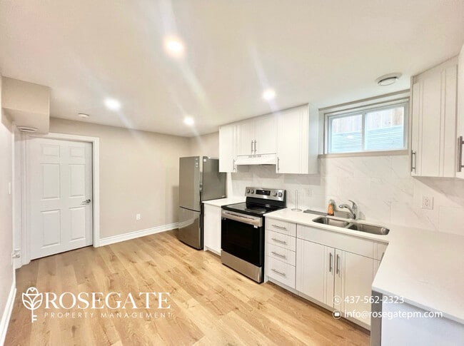 Photo - Bright 2-Bedroom Basement Apartment with Parking in North London Unité 2