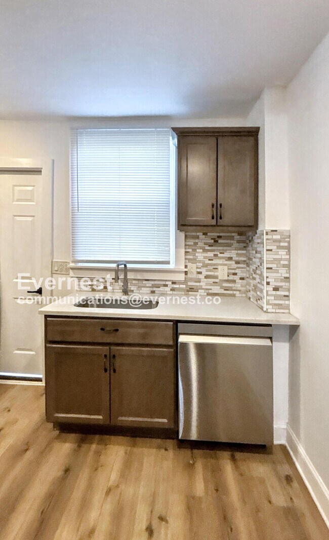 Photo - 1442 Hamlet St