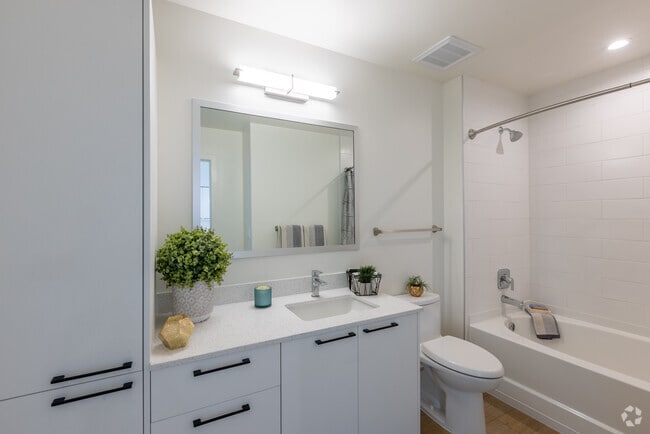 2BR, 2BA - 1044SF - Bathroom