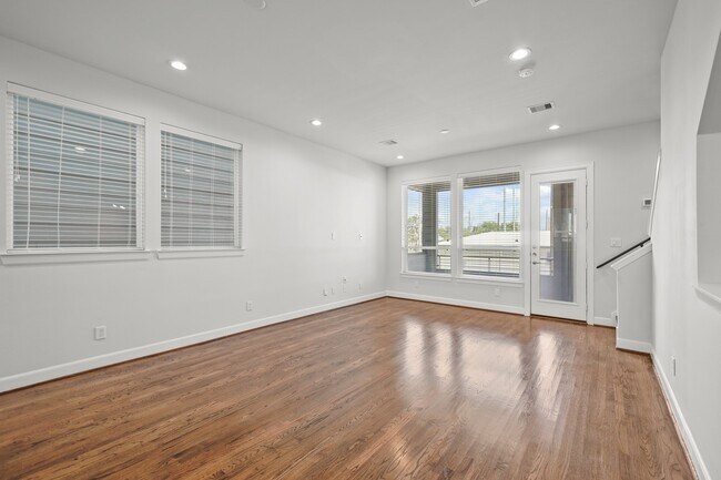 Photo - 3006 Charline