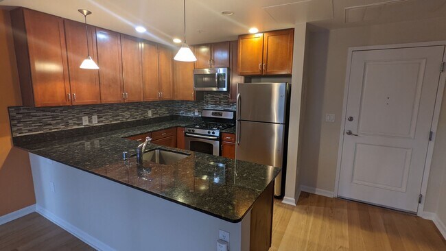 Photo - GORGEOUS NEW 7th FLOOR CONDO! CITY VIEWS, GARAGE + ALL UTILITIES INCL.