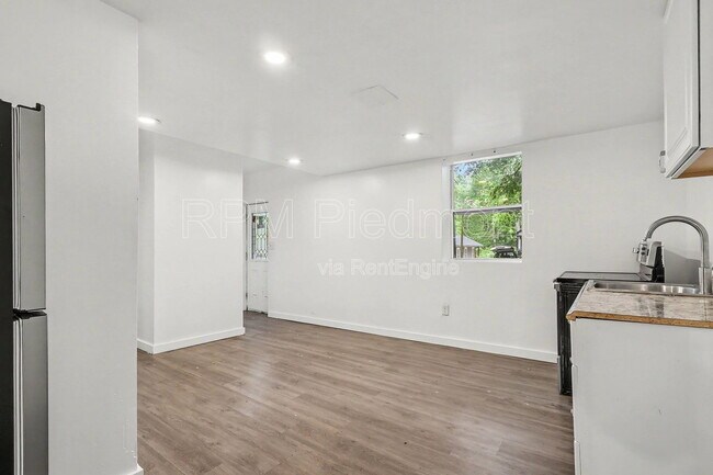 Photo - 2496 Lester St