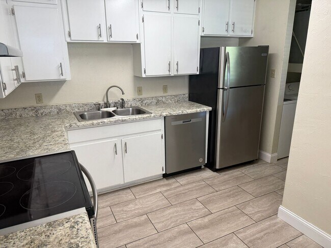 Building Photo - PORTLAND TOWNHOMES Unit 2622 D