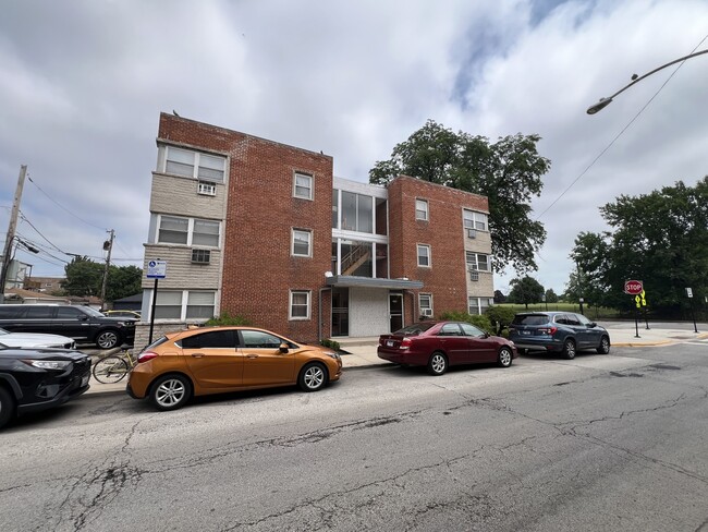 Building Photo - 2400 W Balmoral Ave Unit 2G