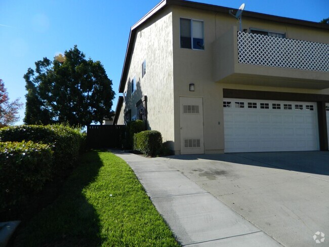 Building Photo - **Roommate needed** Townhouse w/ Garage & ...