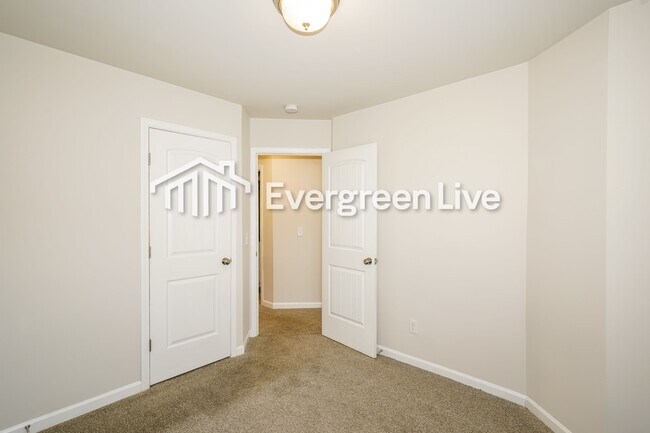 Photo - 950 Hamilton Cross Dr