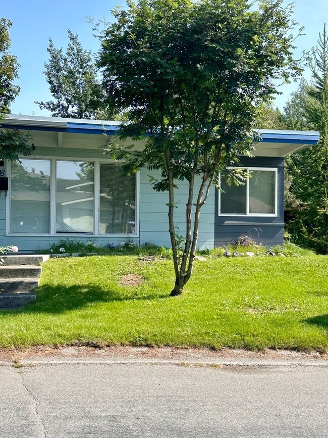 Building Photo - 1752 W 11th Ave Unit B Rental