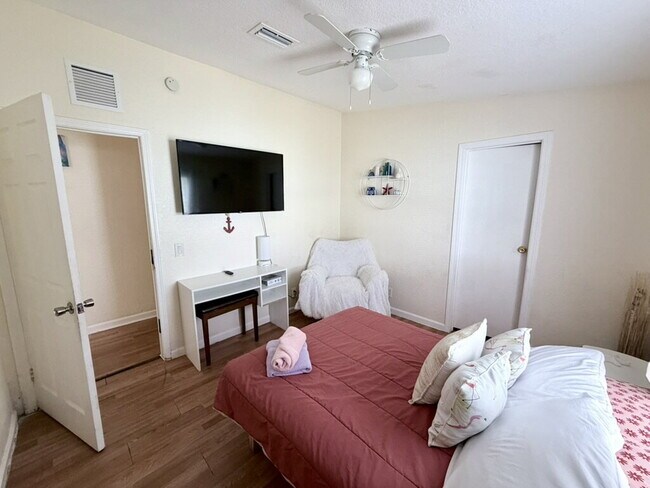 Photo - "Charming 1-Bedroom for Rent, Oasis in Vibrant West Palm Beach – Your Ideal Urban Retreat!" Unidad Room 3