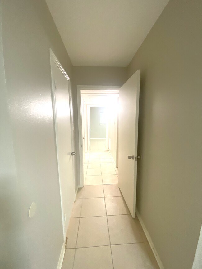 Photo - 1102 W Tri Oaks Ln