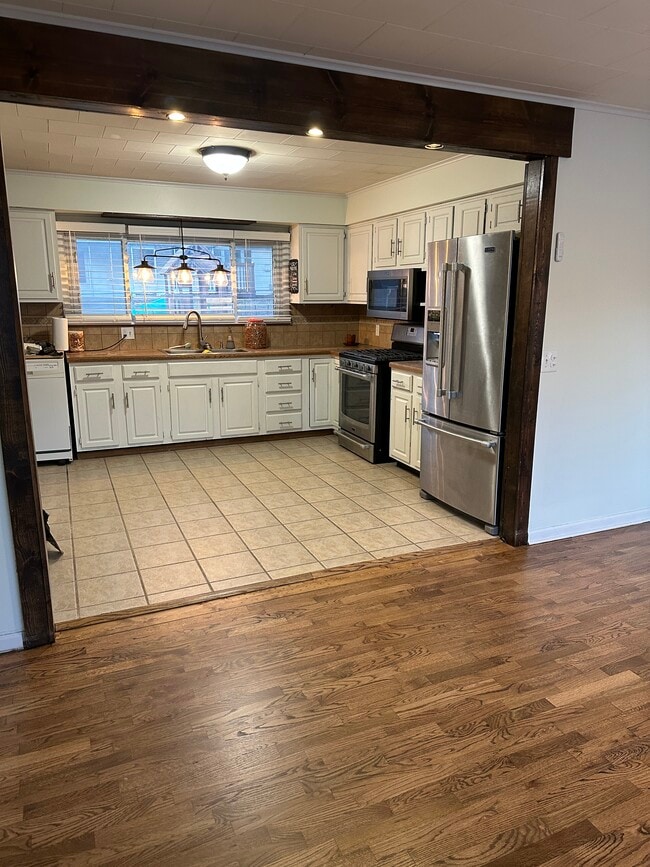 Photo - 615 Barton St