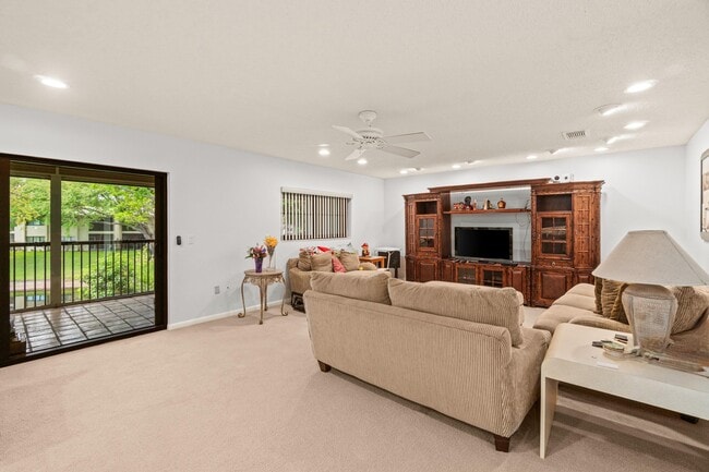 Photo - 46 Stratford Ln W Unidad D