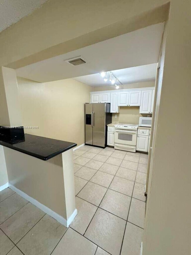 Photo - 711 N Pine Island Rd Unidad 213