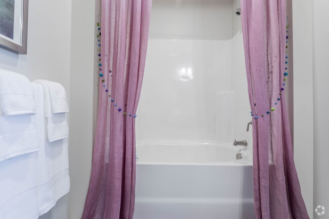 2BR, 2BA -1,208sqft