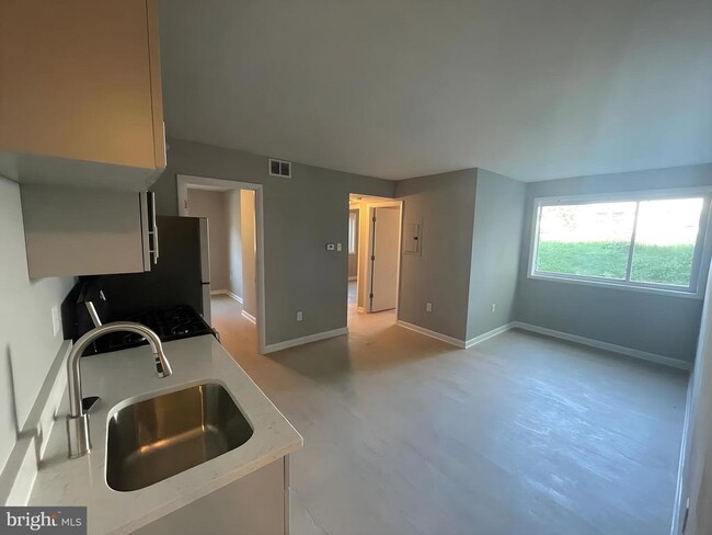 Building Photo - 1953 19th Pl SE Unit 202 Rental