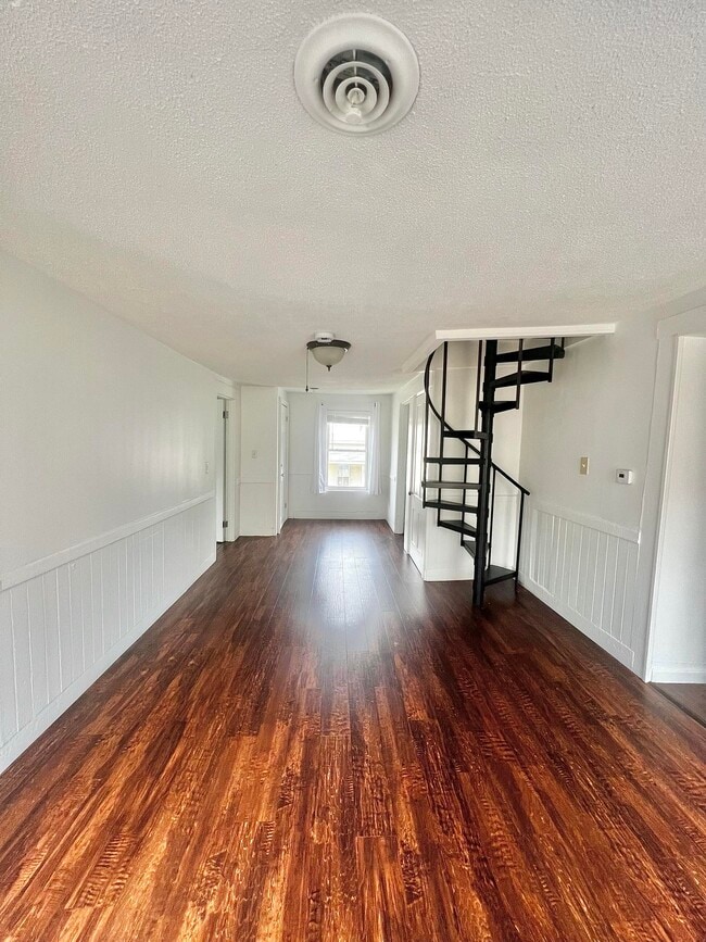 Building Photo - 394 Main St Unit 394B Main St