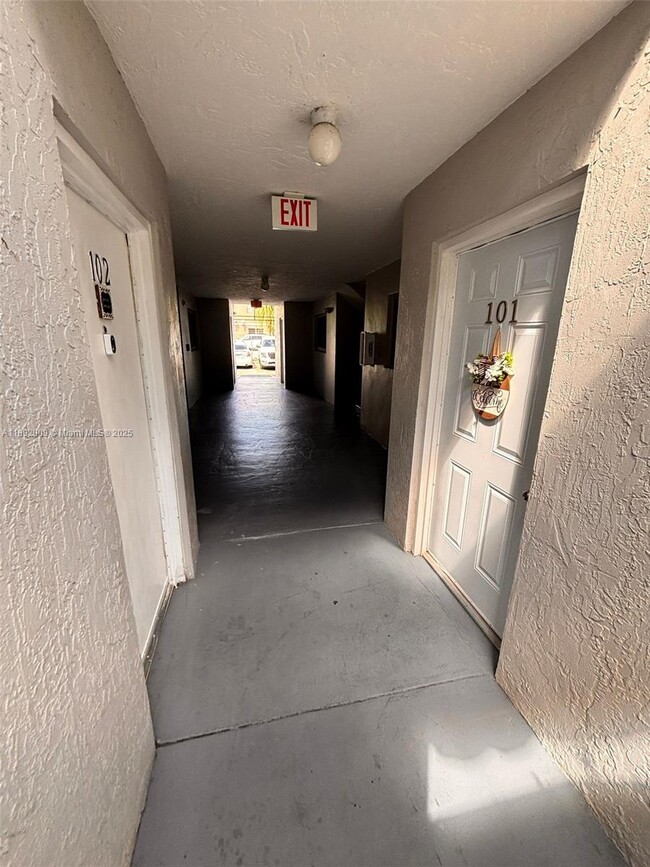 Building Photo - 2565 W 56th St Unit 101